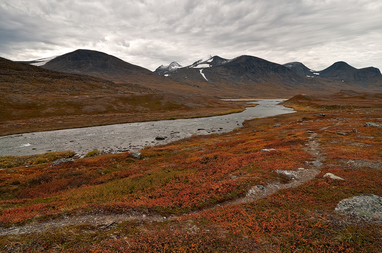 Aliseatnu-joen alku, polku kiemurtelee l�pi tasangon suurten tuntureiden v�liss�.