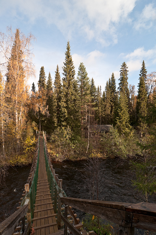 Riippusilta yli Oulankajoen, autiotupa joen toisella puolella.