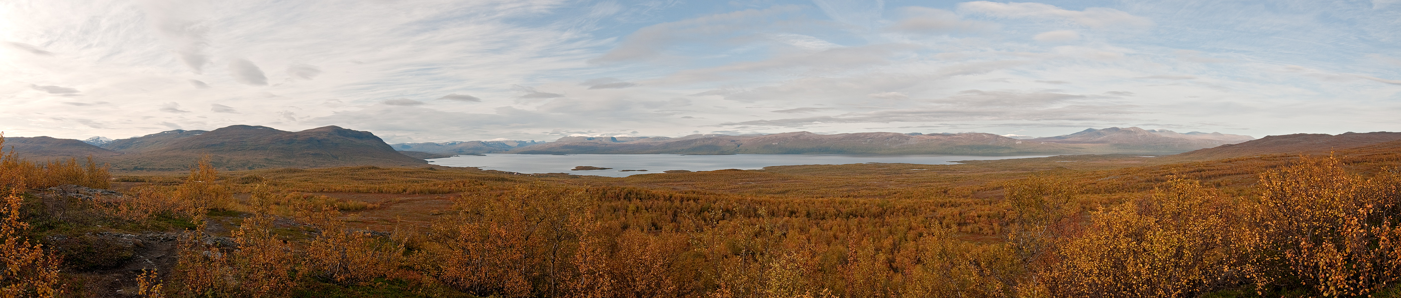 Panoraama alas Tornioj�rvelle ja Abiskon kyl��n, kuvattu muinaiselta uhrauspaikalta.