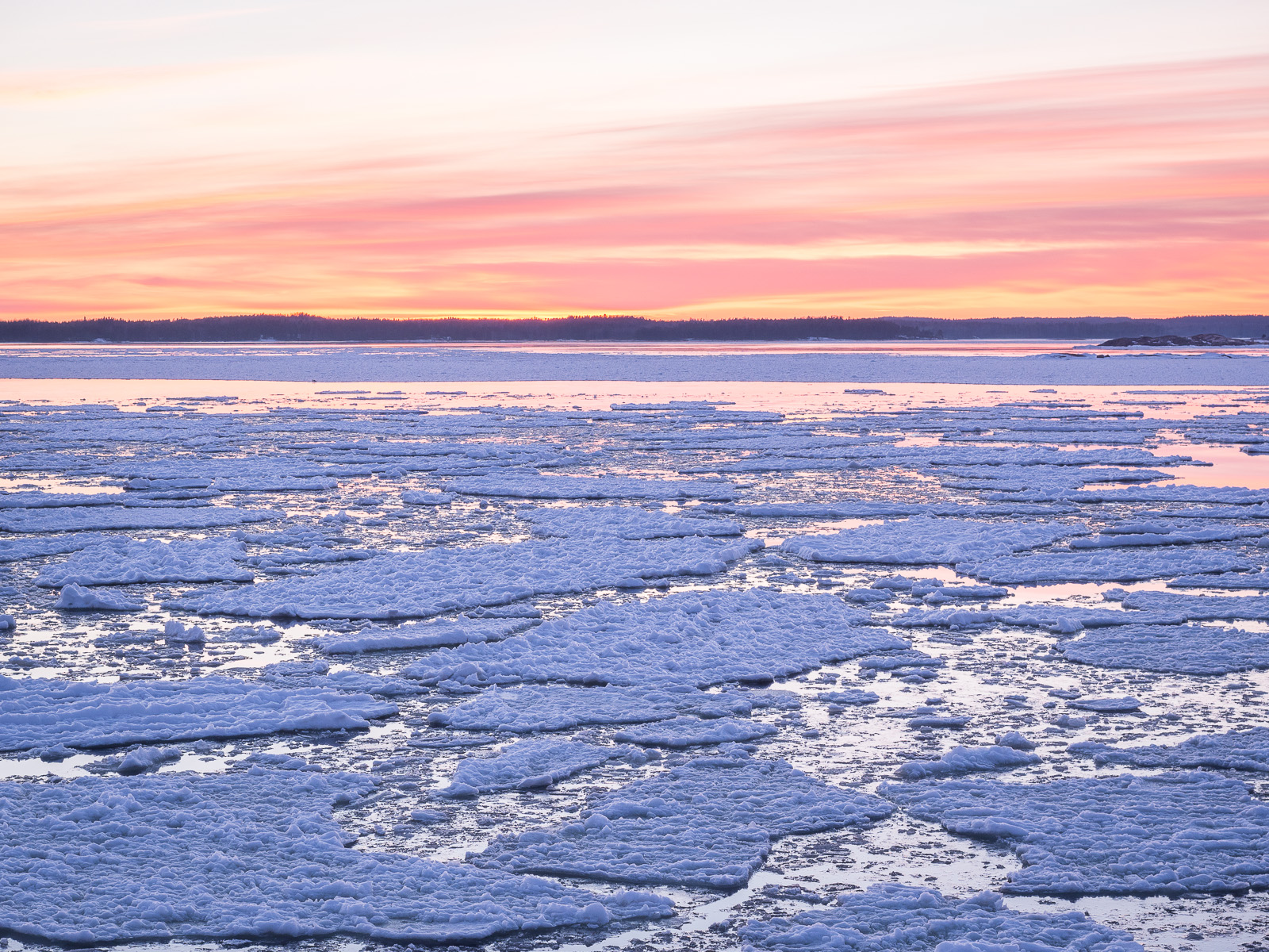 Lämpö murtaa jään